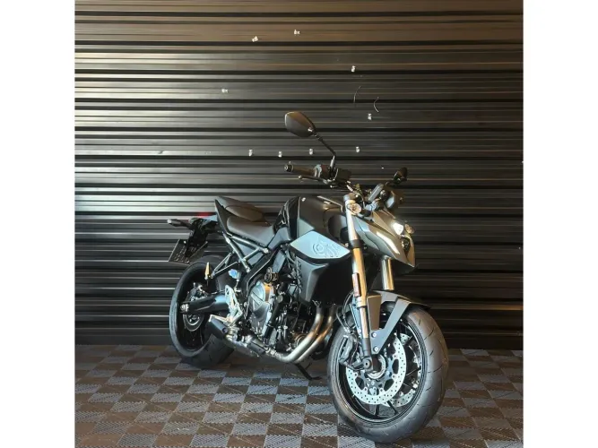 GSX-8 S S PRETA 2025/2026