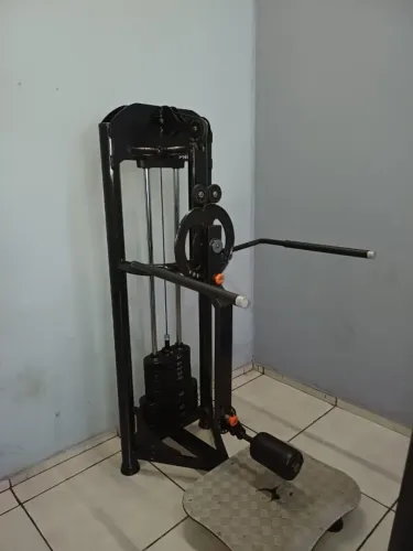 Maquina de musculação glúteos e posterior