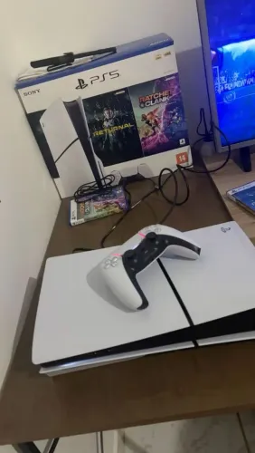 Rifo ps5 semino novo, sem marca de uso e com vários jogos e acompanha 2 controles