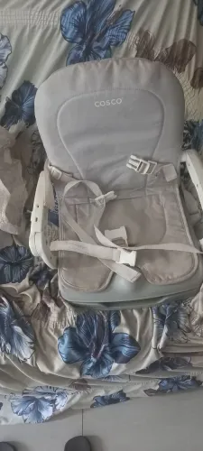 Vendo uma cadeirinha para alimentação portátil facil de transportar