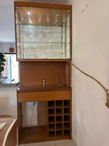 Cristaleira de Madeira Moderna com Adega e Luz Embutida + Jogo de Taças de Brinde