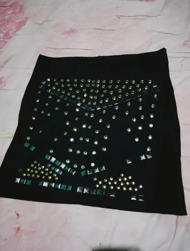 Saia curta, preta de malha com brilho, tamanho P