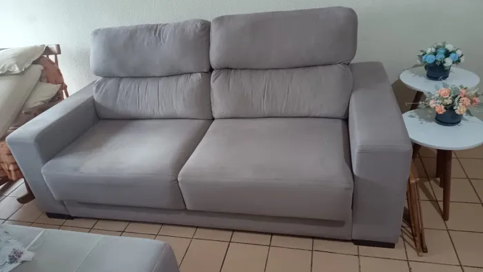 Sofá usado, mas o tecido não está rasgado em nenhum lugar.