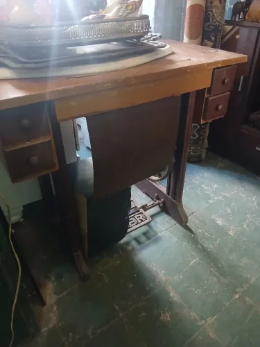 Pe de maquina em madeira com 4 gavetas 
