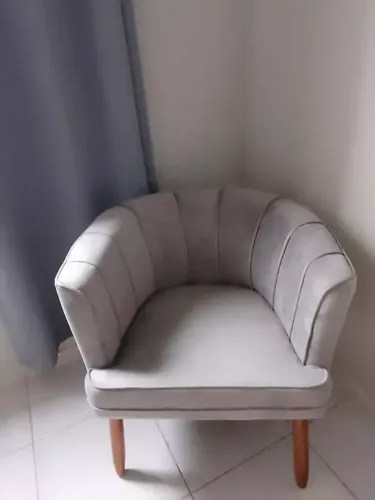 Poltrona Aconchegante para Sala de Estar Tecido Veludo Confortável Pés de Madeira Resisten