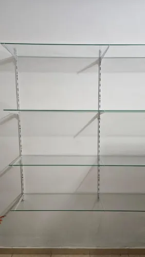 Prateleiras de vidros temperados com mão francesa de aço e trilho tipo cremalheira 