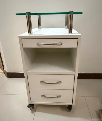 Linda mesa de cabeceira MDF e Vidro