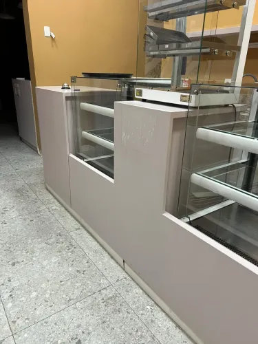 Balcão de Madeira com vitrines expositores