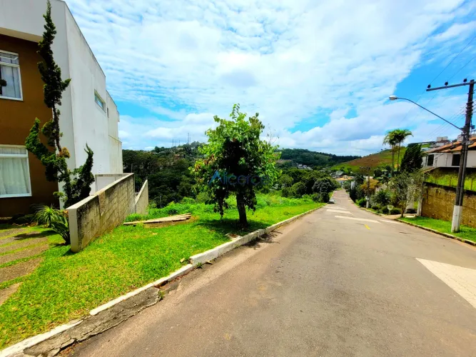 Terreno ou lote à venda em declive com 431 m² e linda vista no Granville.