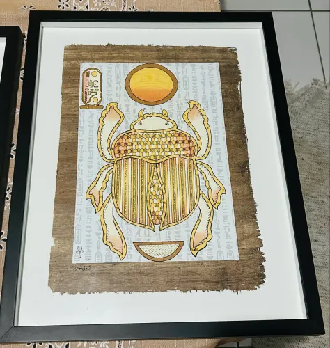 QUADRO EGÍPCIO AUTÊNTICO EM PAPIRO - ESCARAVELHO QUE BRILHA NO ESCURO
