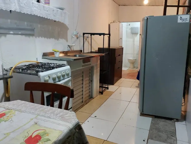 Alugo kitnet na costeira do Pirajubaé semi mobiliada livre de água 3 luz e Internet