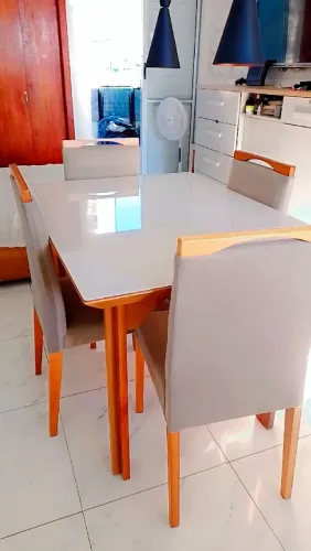 Vendo mesa semi nova com 4 cadeiras