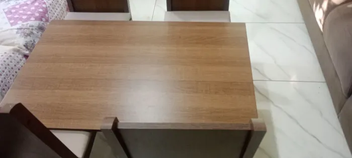Mesa de jantar com 4 cadeiras estofadas
