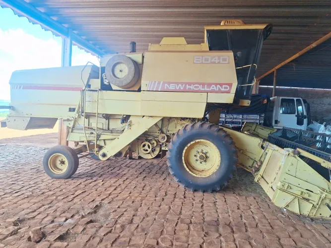Colheitadeira NH 8040