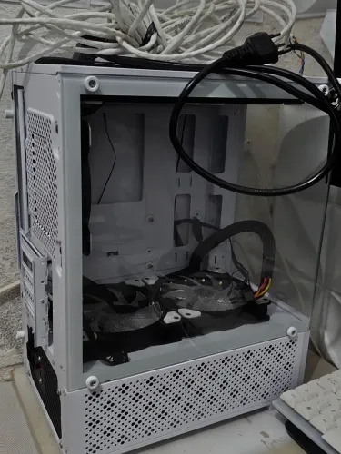 Gabinete com fãs e entrada de 220w pra ligar