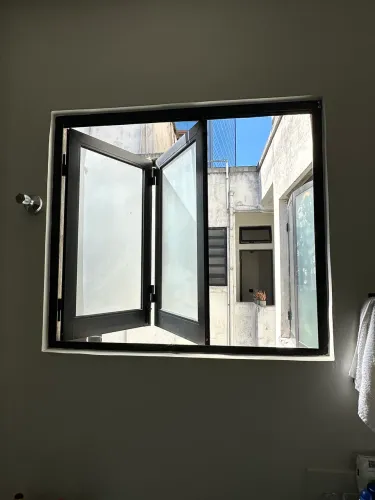 Janela para banheiro ou cozinha em alumínio e vidro