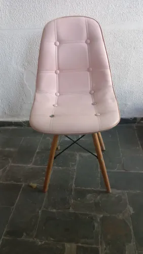 Cadeira Eames Eiffel Botonê - Rosa - Base De Madeira <br><br>Clara