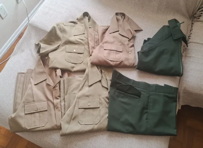 4 camisas beges (2 G e 2M), calça verde oliva M, jaqueta verde oliva 42 M, pouquíssimo uso