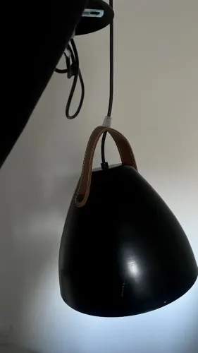 Pendente preto com alça de couro