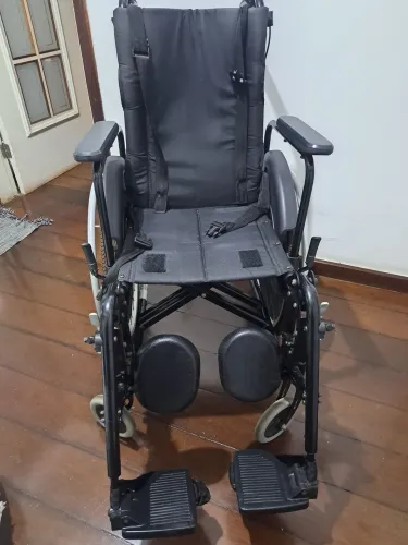 Cadeira de rodas inclinava.