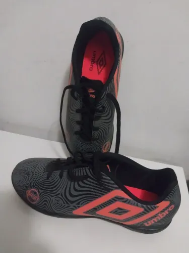 Vende-se chuteira society Umbro Orbit tamanho 39