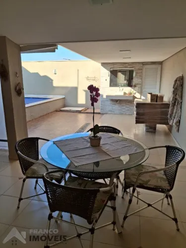 Casa à venda no condomínio Belvedere - Completa com piscina aquecida!