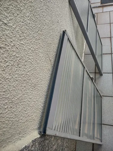 Armação de metal com vidros para janelas