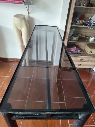 Estante de ferro com prateleira de vidro