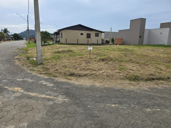 Terreno de esquina com calcamento e toda a infro