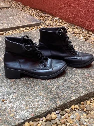 Bota preta feminina de cadarço preto cano baixo