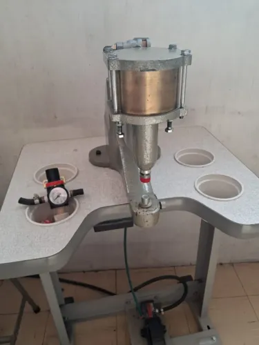 Maquina pneumatica de pregar botões de pressão