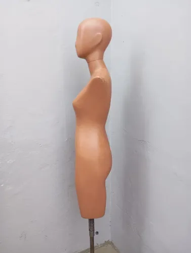 Manequim pra modelagem marrom com pedestal