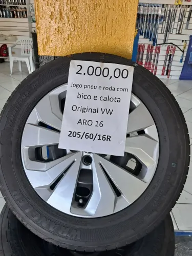 Jogo pneu roda de ferro e calotas