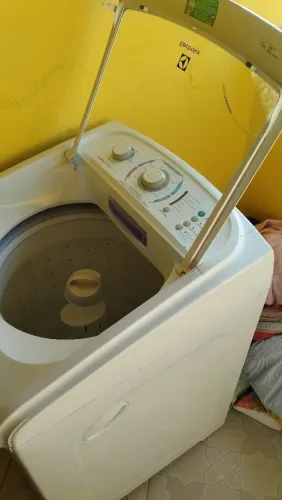 Máquina de lavar Eletrolux com defeito na centrifugação, pode concertar ou retirar peças.