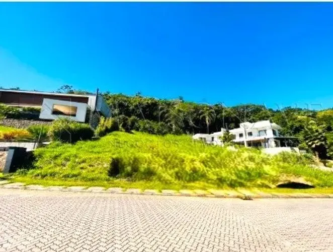 Terreno exclusivo de alto padrão em condomínio fechado, Córrego Grande. Florian