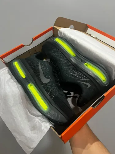 TÊNIS PRETO NIKE VOMERO PREMIUM BLACK VOLT - TAM 42