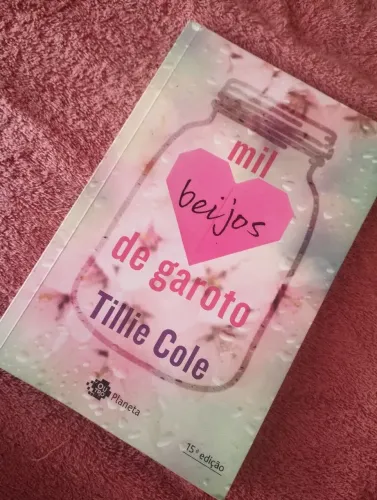 Vendem-se o livro "mil beijos de garoto"