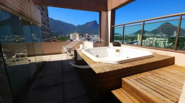Espetacular cobertura duplex com 3 quartos no Leblon