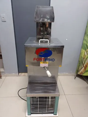 Máquina de sorvete e açaí