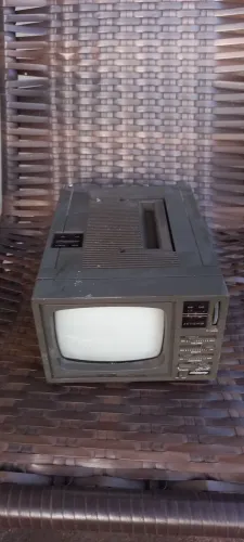 Tv portátil antiga. Pequena