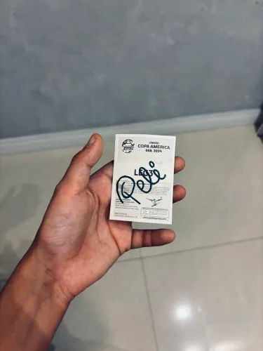 Vem garantir uma figurinha do Pelé autografada pelo rei.