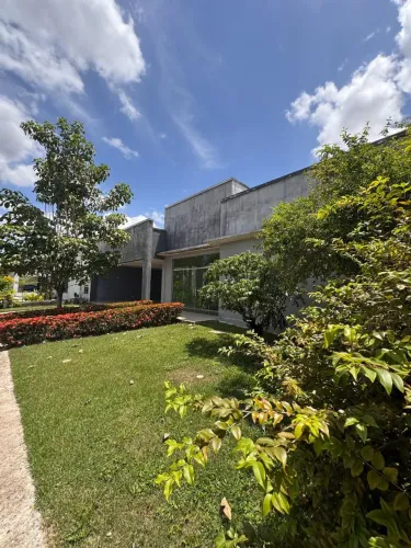Casa térrea em condomínio, 5 quartos sendo 4 suites