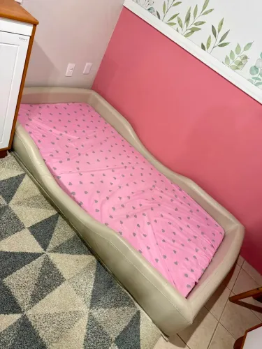 Cama montessoriana com colchão .
