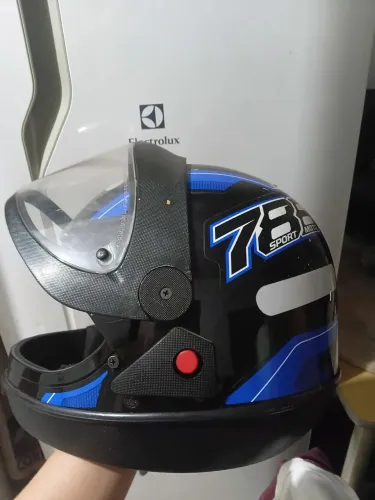 Capacete pouco usado,en otimo estado.tam 58