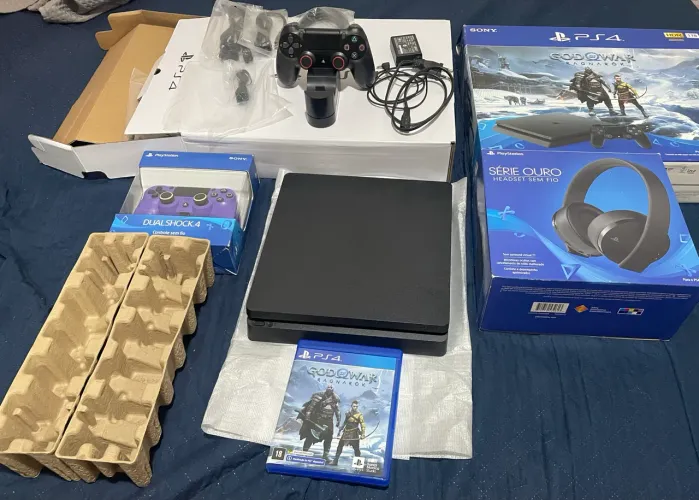 PS4 com acessórios originais