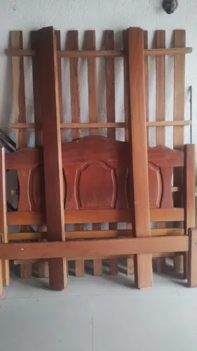 Vende-se essa Cama de casal em  Madeira 