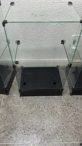 Vendo 4 vitrines de vidro 