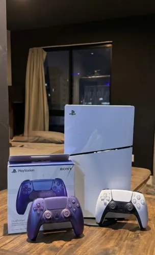  PS5 SLIM 2 CONTROLES + FIFA 27, RESIDENT EVIL 4 REMAKE, THE WITCHER 3 E MINECRAFT