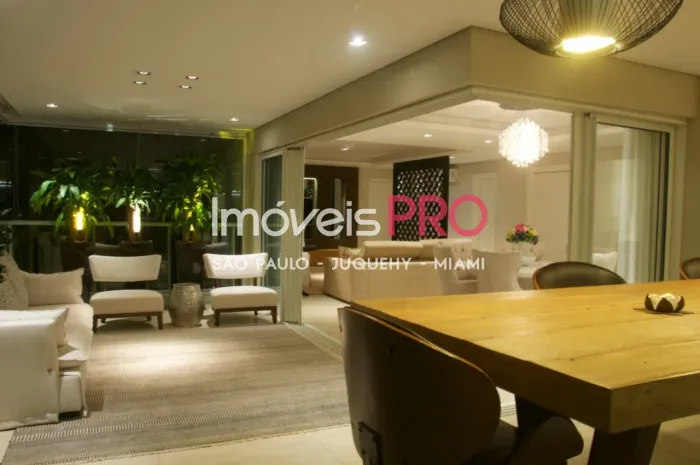 Belíssimo apartamento de 234m² com 3 suítes e 4 vagas.