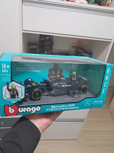 Miniatura Bburago 1:24 Mercedes F1 W14 Lewis Hamilton #44 + Boneco Lacrada